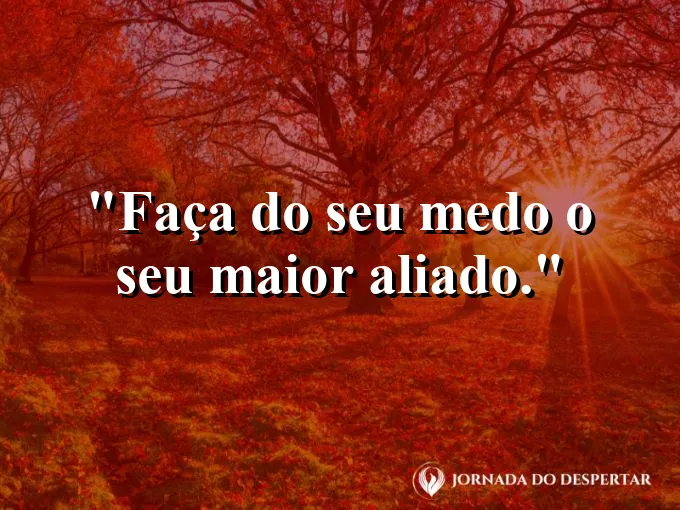 Alguém escalando uma montanha íngreme com foco.