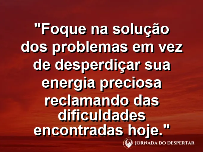 Uma bússola dourada apontando com precisão para o norte sobre um mapa estratégico de navegação e coordenadas geográficas bem definidas.
