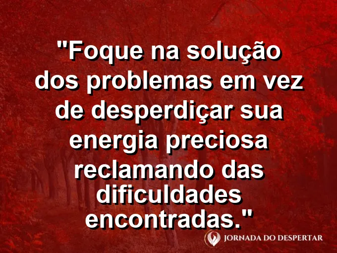 Uma bússola dourada apontando com precisão para o norte sobre um mapa estratégico de navegação marítima.