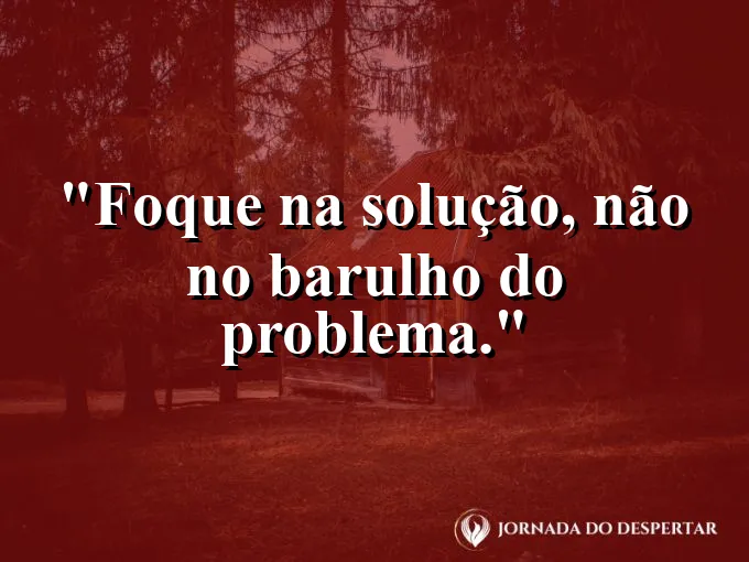 Close de um cadeado sendo aberto por uma chave dourada.
