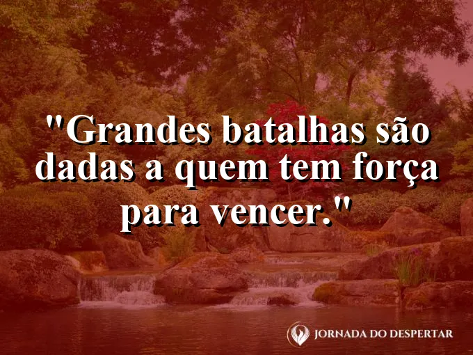 Escultura de um herói grego em mármore sob luz dramática.