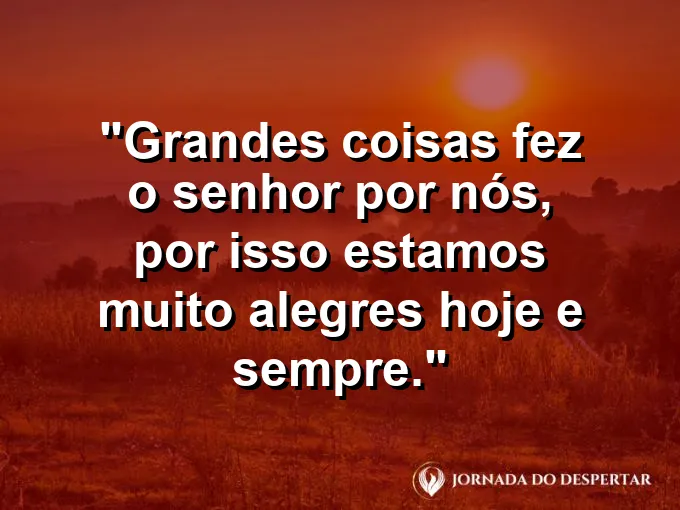 Família reunida sorrindo em volta de uma mesa com frase bíblica de gratidão a Deus.
