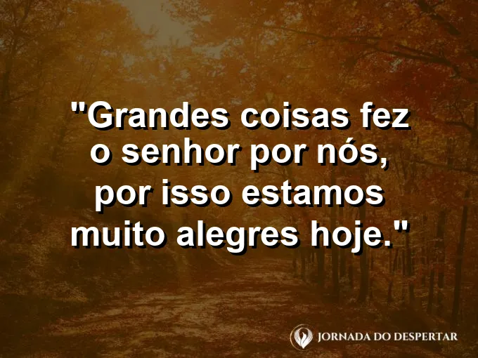 Família reunida sorrindo em volta de uma mesa com frase de gratidão a Deus sempre.
