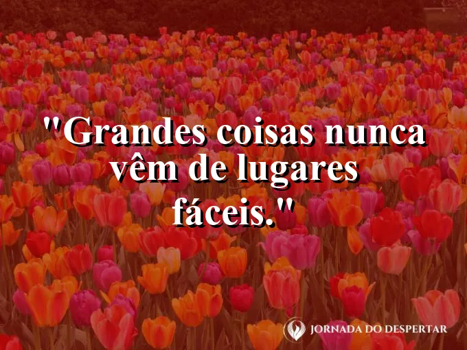 Um diamante bruto sendo lapidado sob luz intensa.