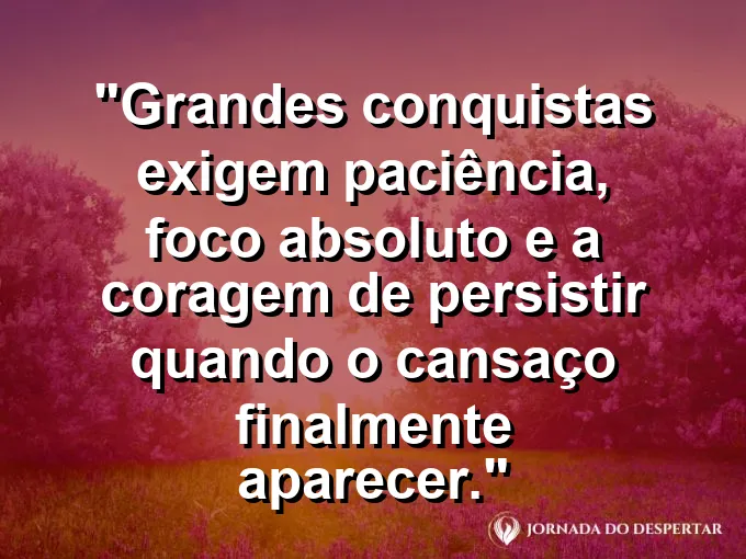 Um alpinista experiente descansando em uma encosta de montanha enquanto observa o topo ainda distante sob nuvens.