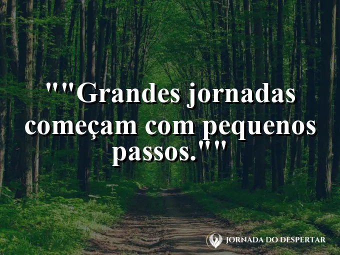 Close de um pé dando um passo em uma trilha de montanha.