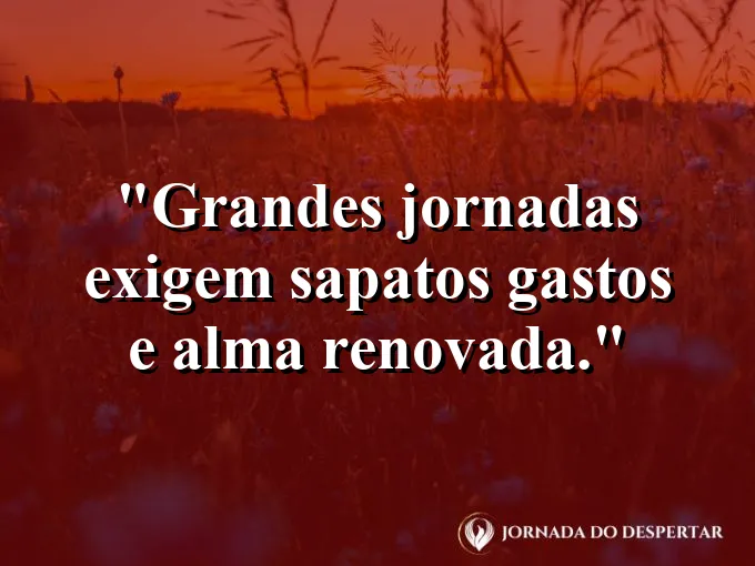 Botas de trilha em repouso diante de um nascer do sol.