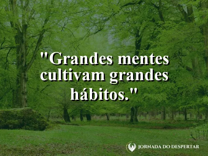 Xícara de café ao lado de um planejador diário organizado.