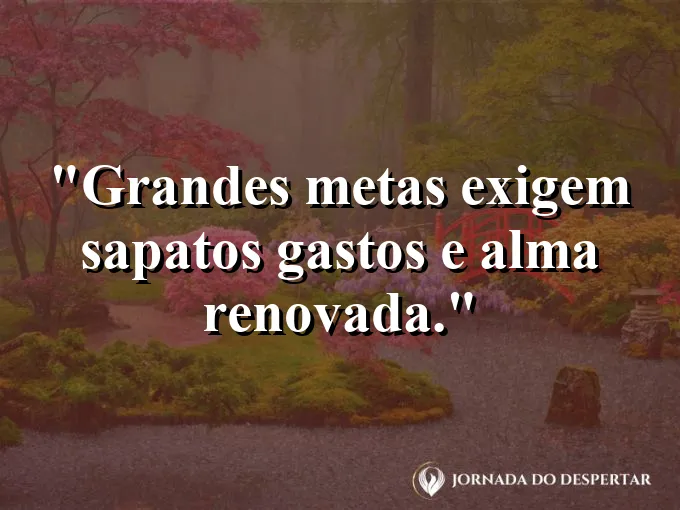 Botas de trilha em repouso diante de um nascer do sol épico.