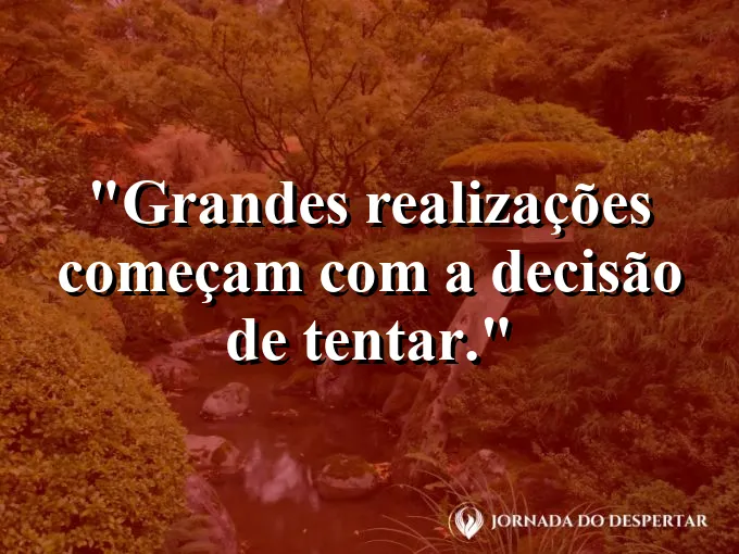 Alguém amarrando as cordas de escalada com olhar determinado.