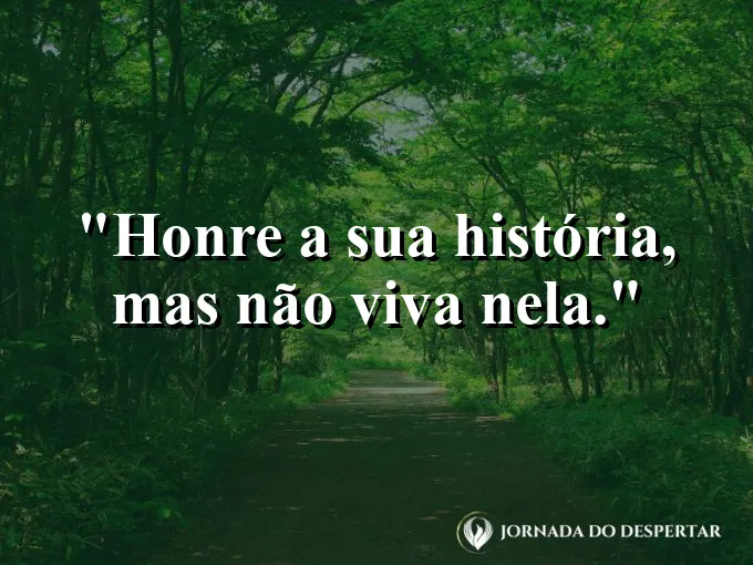Pessoa fechando um livro antigo e olhando para a janela.