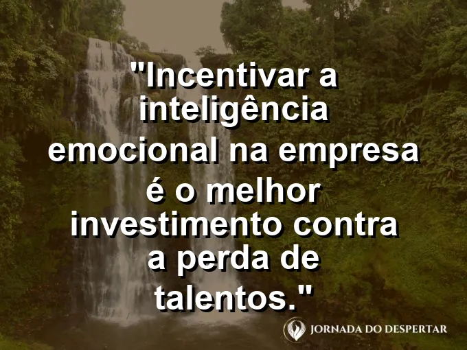 Retrato de uma equipe unida e feliz com frase sobre investimento e perda de talentos.