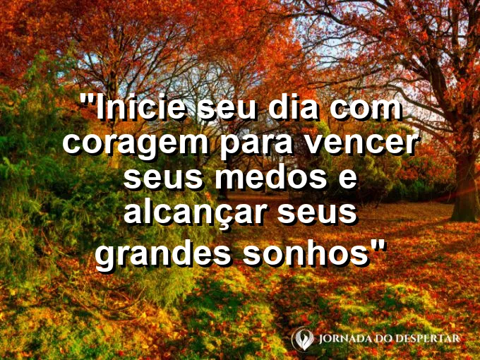 Pessoa saltando entre dois rochedos com o sol nascendo ao fundo em um céu azul radiante.