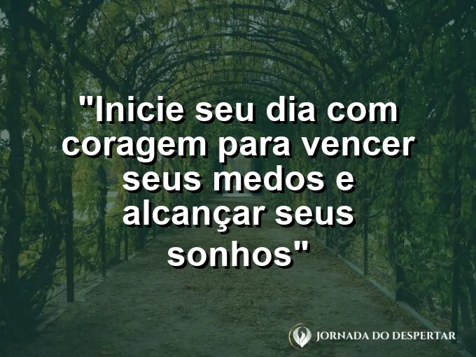 Pessoa saltando entre dois rochedos com o sol nascendo ao fundo em um céu azul radiante hoje.