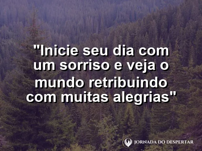 Rosto de uma mulher jovem sorrindo feliz enquanto sente o calor do sol matinal em sua pele.