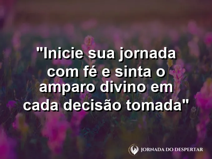 Raios de sol atravessando nuvens pesadas sobre um campo de trigo dourado e muito bonito.