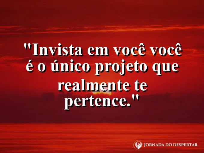 Caderno de anotações com caneta e frase sobre investimento pessoal.