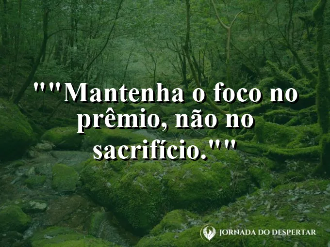 Atleta olhando fixamente para a medalha de ouro.