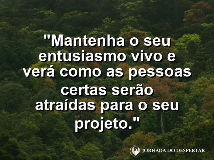 Um grupo de pessoas sorrindo e celebrando ao redor de um laptop que mostra um gráfico de crescimento positivo.