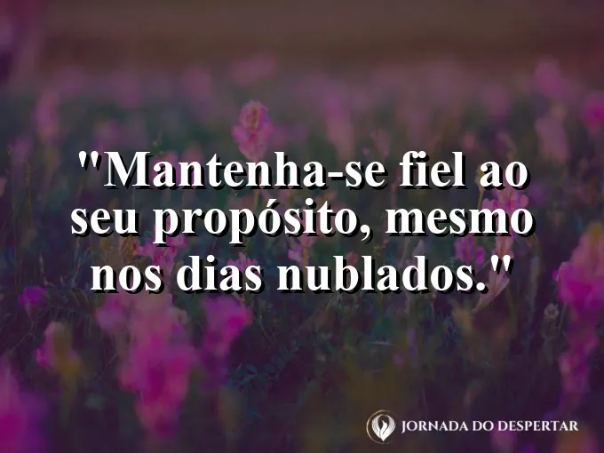 Raios de sol atravessando nuvens cinzas de tempestade.