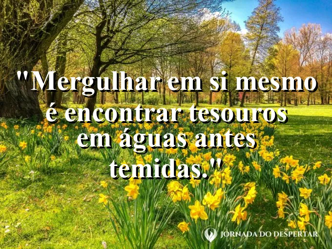 Baú antigo entreaberto com luz saindo de dentro no fundo do mar.