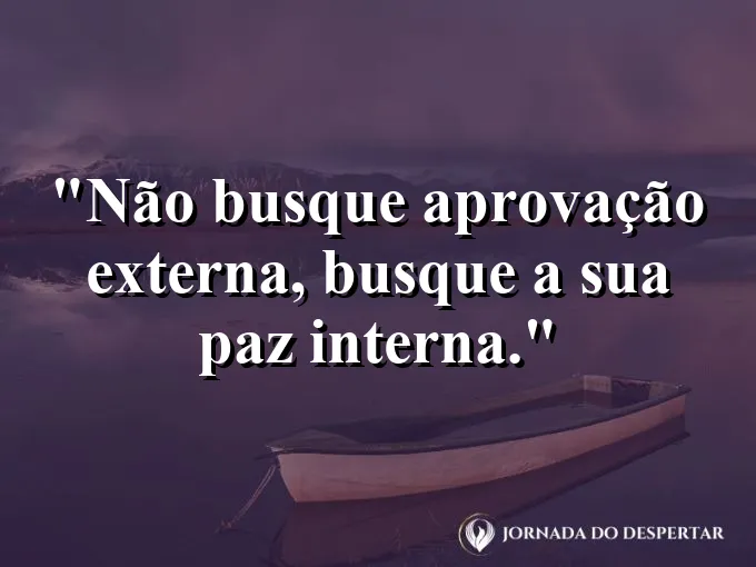 Alguém caminhando sozinho em uma praia ao entardecer.