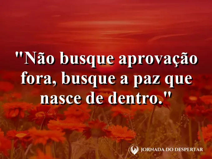 Alguém caminhando sozinho em uma praia deserta ao amanhecer.