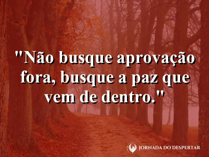 Alguém caminhando sozinho em uma praia ao amanhecer.