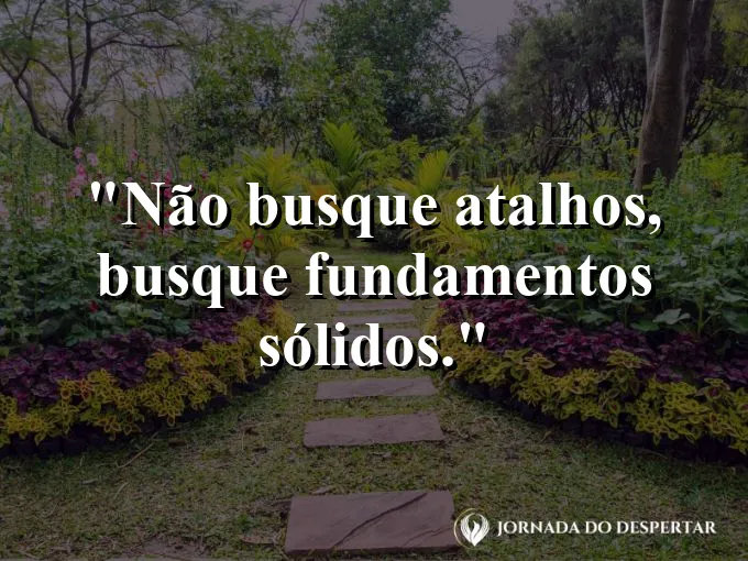 Alicerce de pedra de uma construção antiga e resistente.
