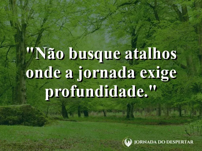 Alicerce de pedra sólida em uma construção antiga.