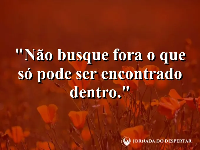 Lanterna iluminando o interior de uma caverna cheia de cristais.