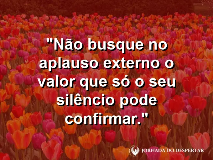 Alguém sorrindo sozinho enquanto olha para um lago calmo.