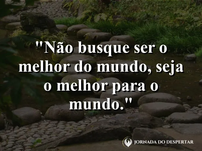 Mãos segurando um pequeno globo terrestre de cristal.