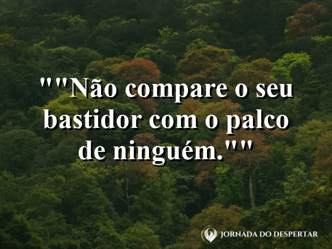 Cortinas de teatro fechadas com uma luz focada no centro.