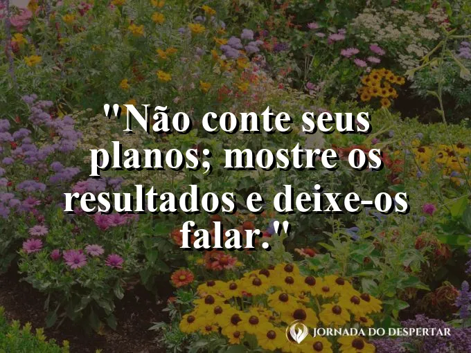 Alguém sorrindo com um troféu na mão em silêncio.