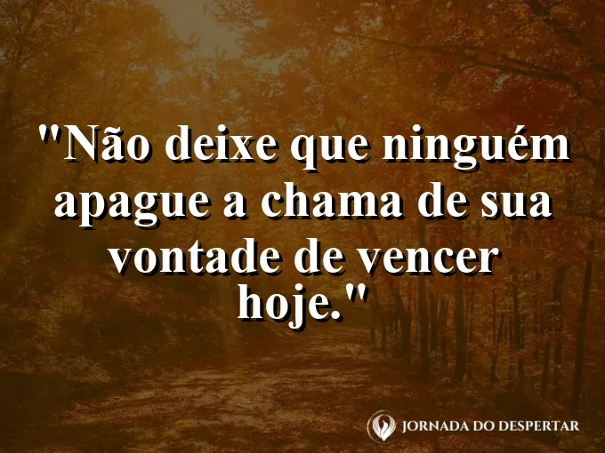 Vela acesa protegida por um vidro transparente com frase sobre não apagar a chama.