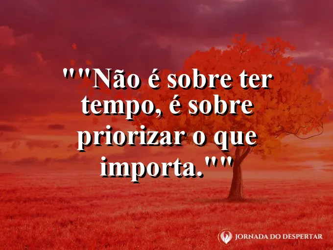 Alguém fechando o notebook para brincar com um cachorro.
