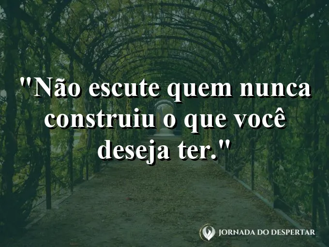 Alguém caminhando com fones de ouvido em uma rua movimentada.