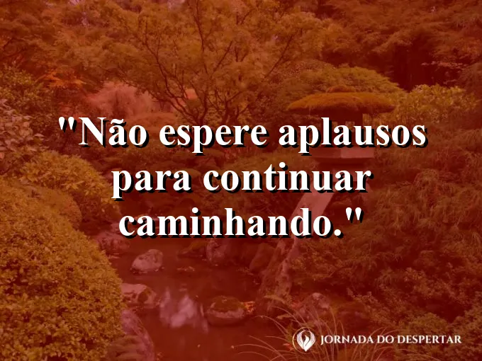 Alguém caminhando sozinho em uma estrada ensolarada e vazia.