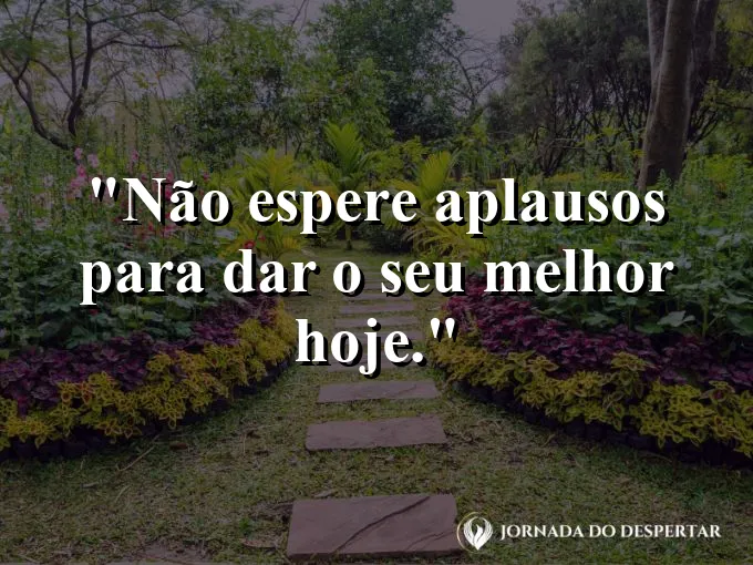 Pessoa caminhando sozinha em uma praia deserta ao entardecer.