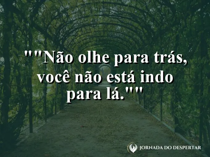 Estrada vista pelo retrovisor ficando para trás.