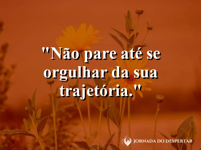 Alguém no topo de uma montanha com os braços abertos.