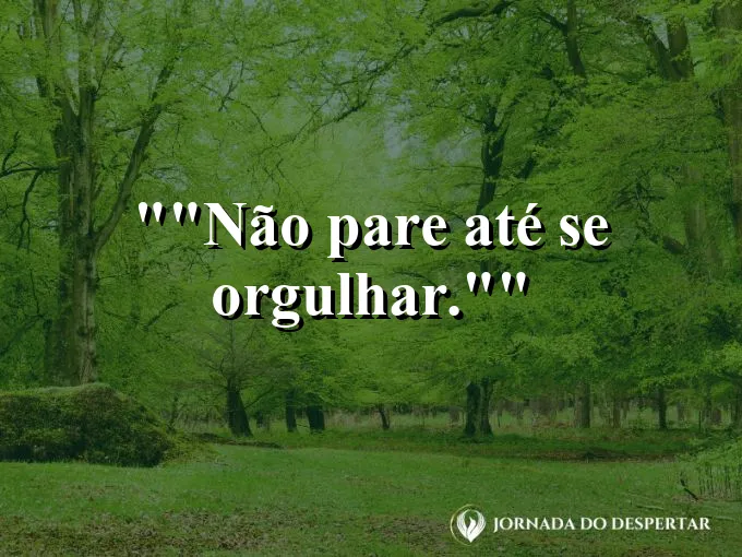 Medalha de conclusão ou troféu sobre uma mesa.
