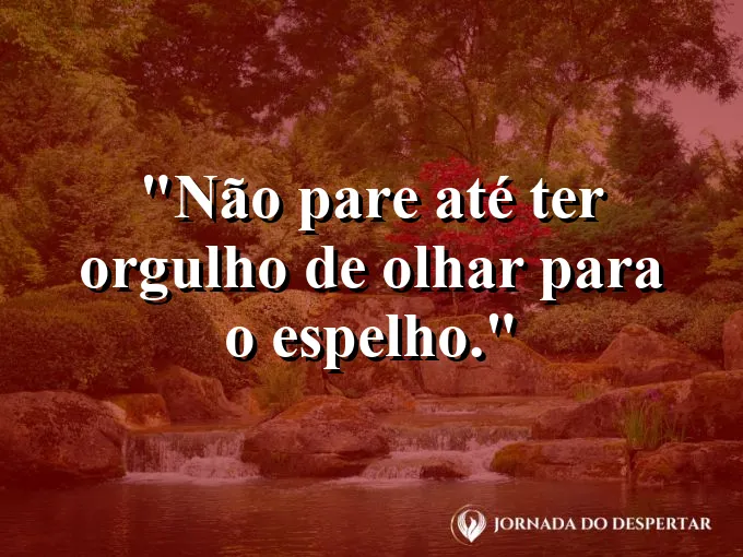 Pessoa sorrindo para seu reflexo em águas cristalinas.