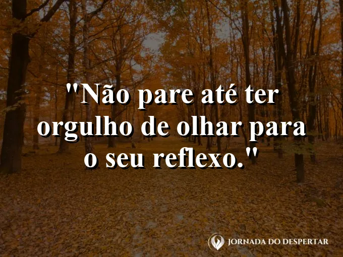 Pessoa sorrindo para seu reflexo em águas calmas e cristalinas.