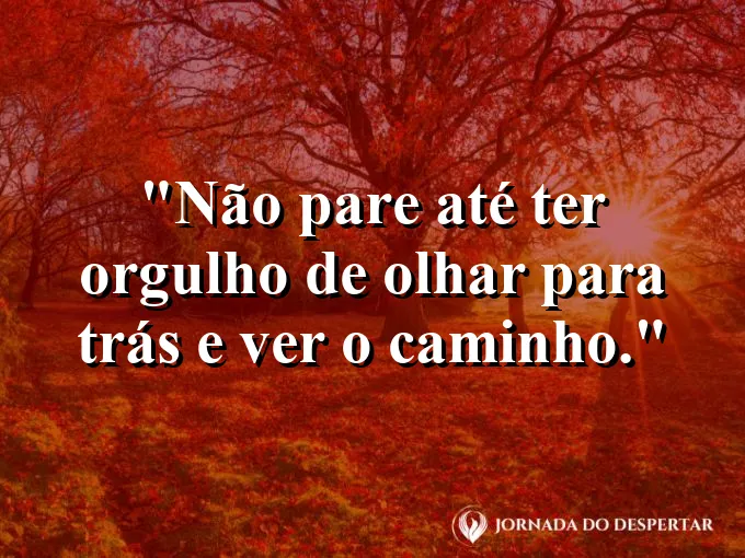Pessoa cruzando a linha de chegada de uma competição.