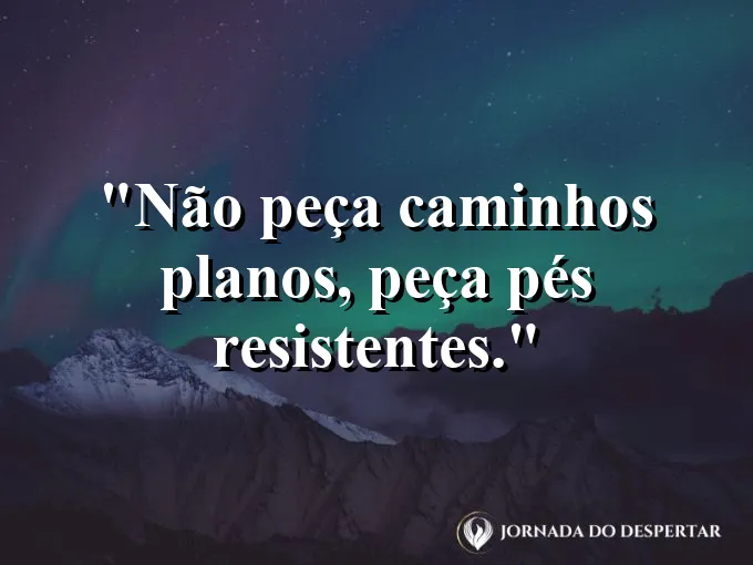 Close de sapatos de trilha sujos de lama em terreno rochoso.