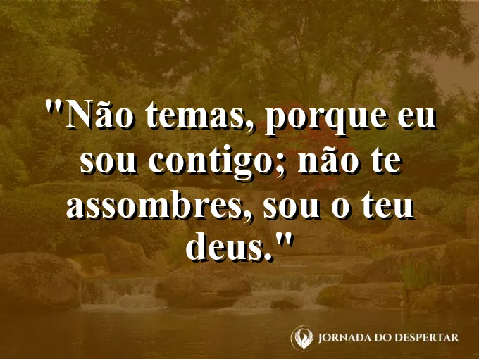 Pessoa caminhando em um vale escuro com luz divina iluminando o caminho e frase de coragem.