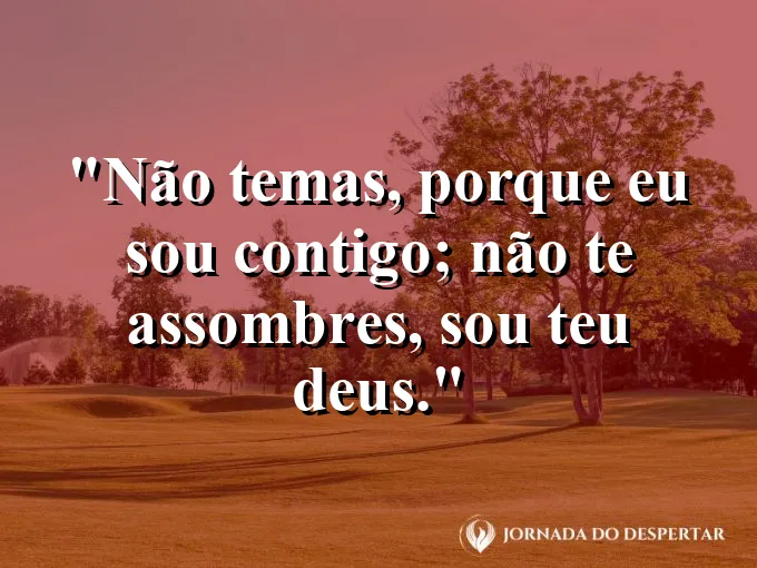 Pessoa caminhando em um vale escuro com luz divina iluminando o caminho e frase de coragem.