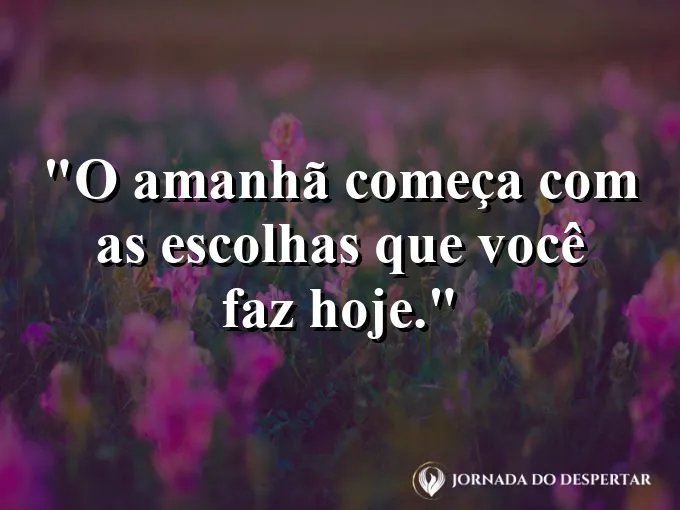 Mão escrevendo uma meta em um planejador diário de couro.